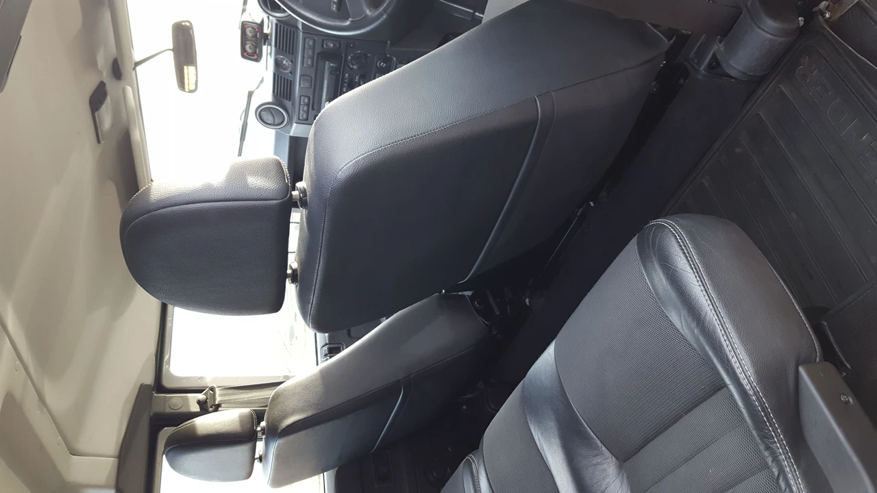 2009 Land Rover Defender 110 - Image 12 of 14