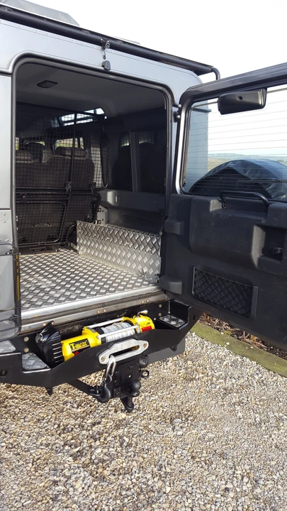 2009 Land Rover Defender 110 - Image 7 of 14