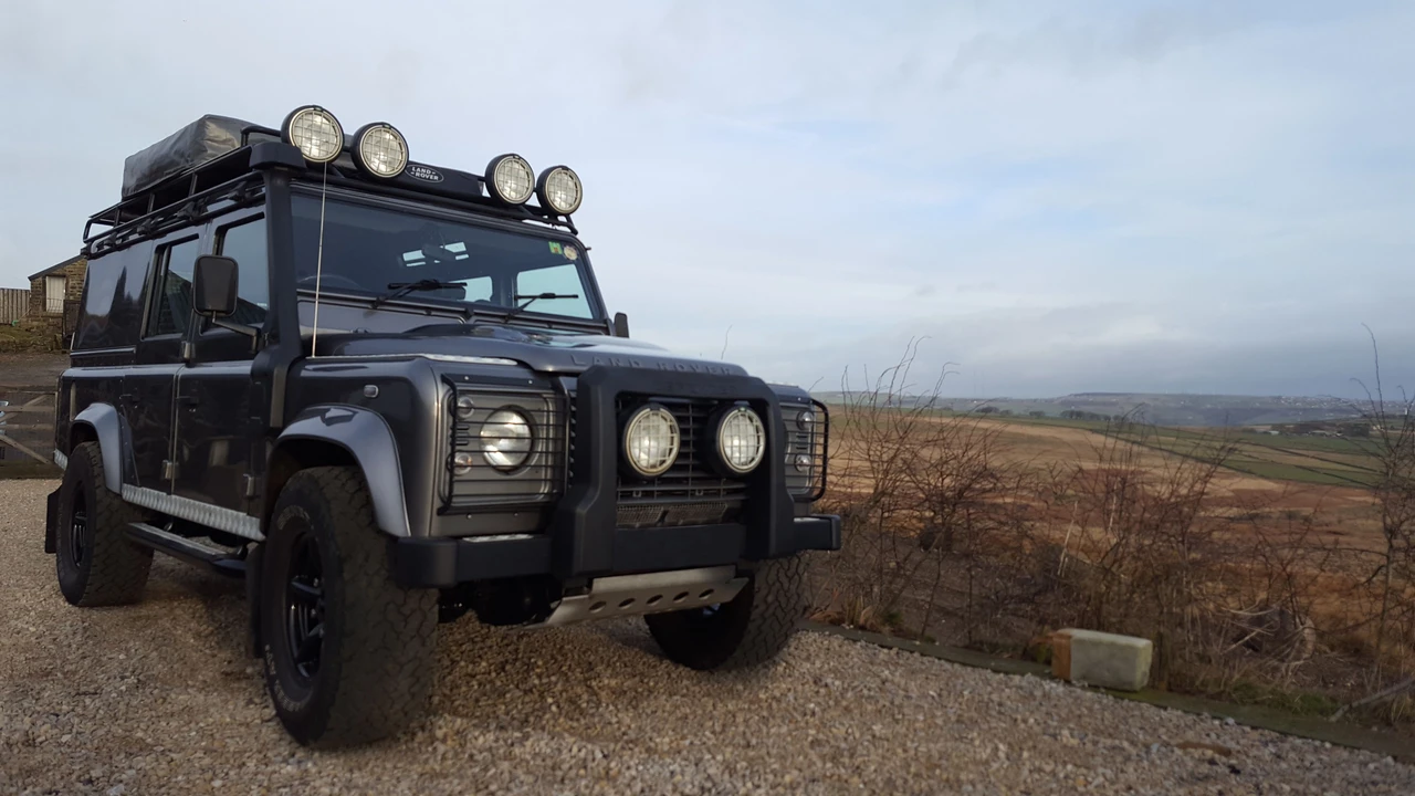 2009 Land Rover Defender 110 - Image 5 of 14