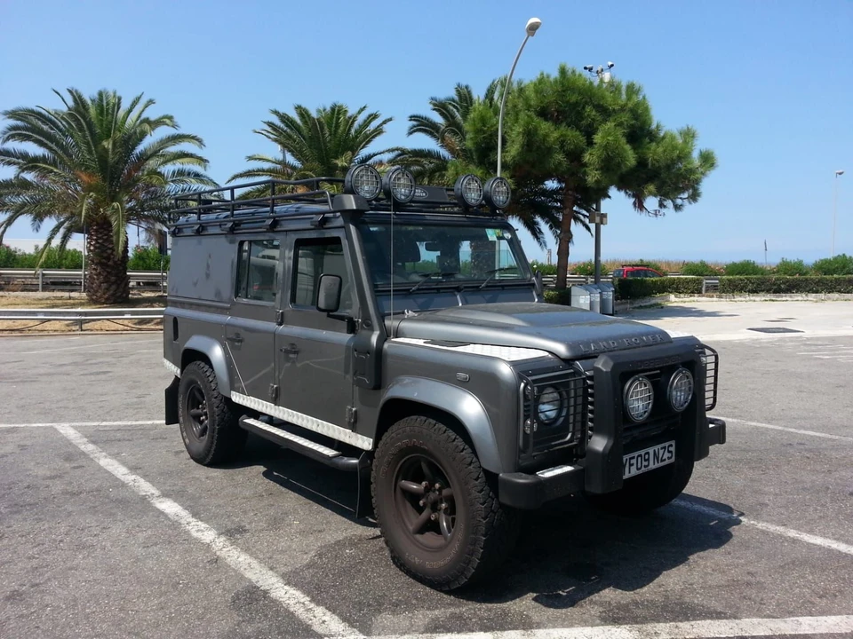 2009 Land Rover Defender 110 - Image 9 of 14