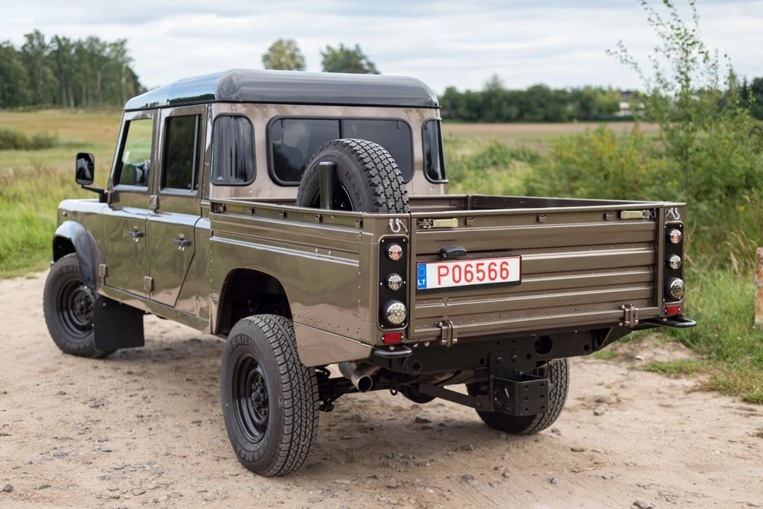 2009 Land Rover Defender 130 - Image 12 of 30