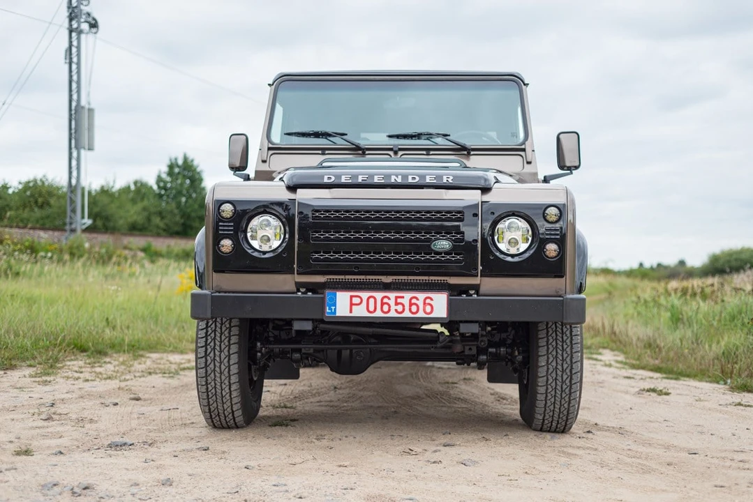 2009 Land Rover Defender 130 - Image 3 of 30