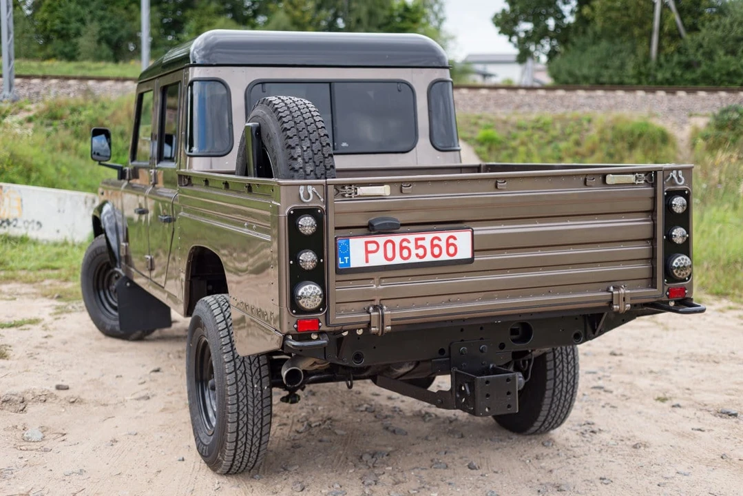 2009 Land Rover Defender 130 - Image 11 of 30