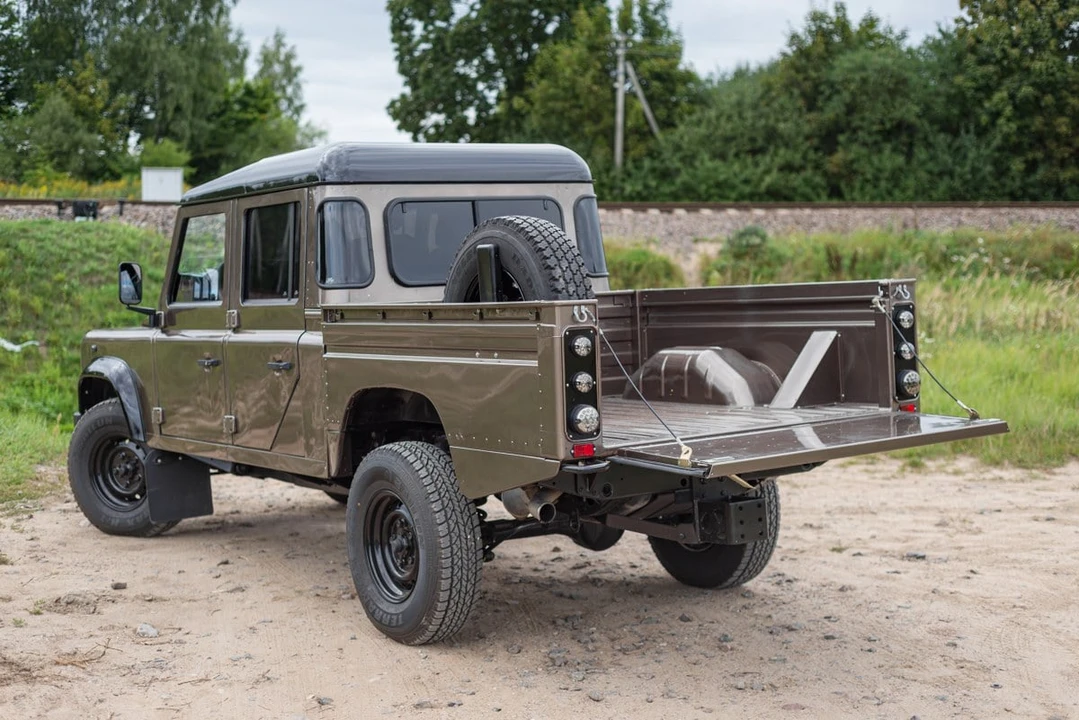 2009 Land Rover Defender 130 - Image 14 of 30