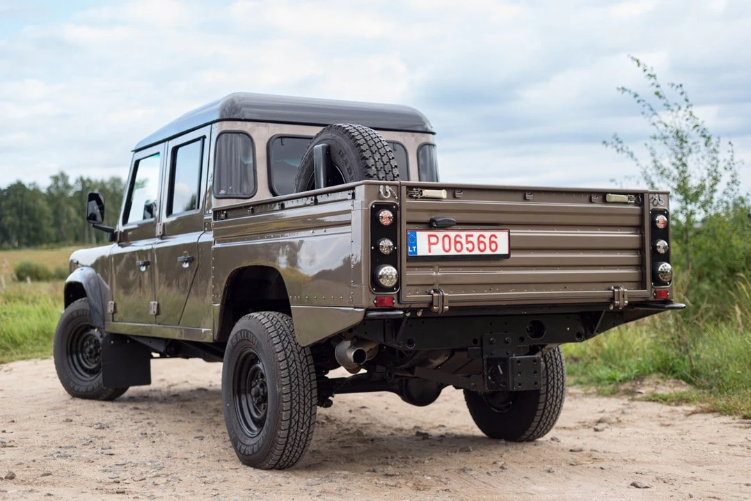 2009 Land Rover Defender 130 - Image 13 of 30