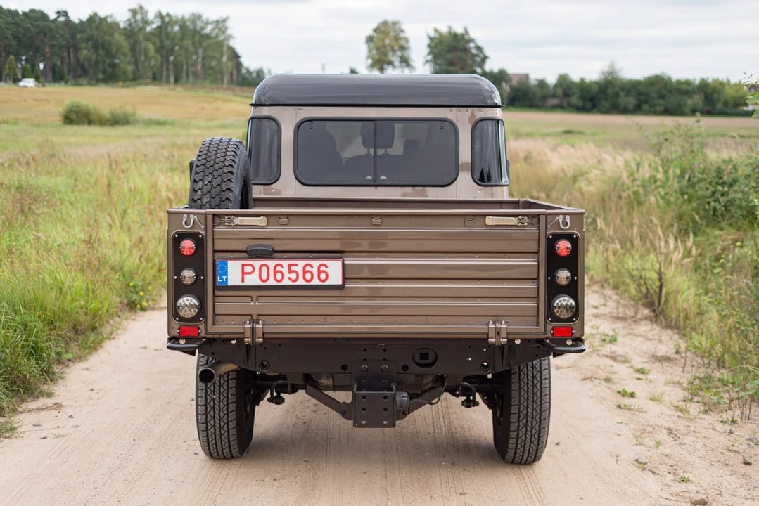 2009 Land Rover Defender 130 - Image 16 of 30