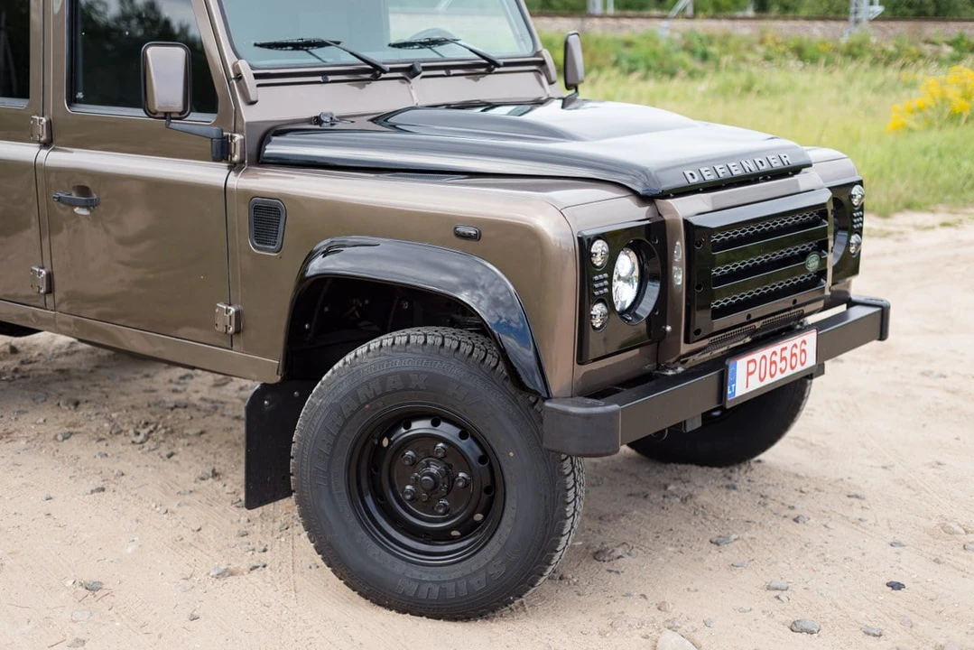 2009 Land Rover Defender 130 - Image 7 of 30