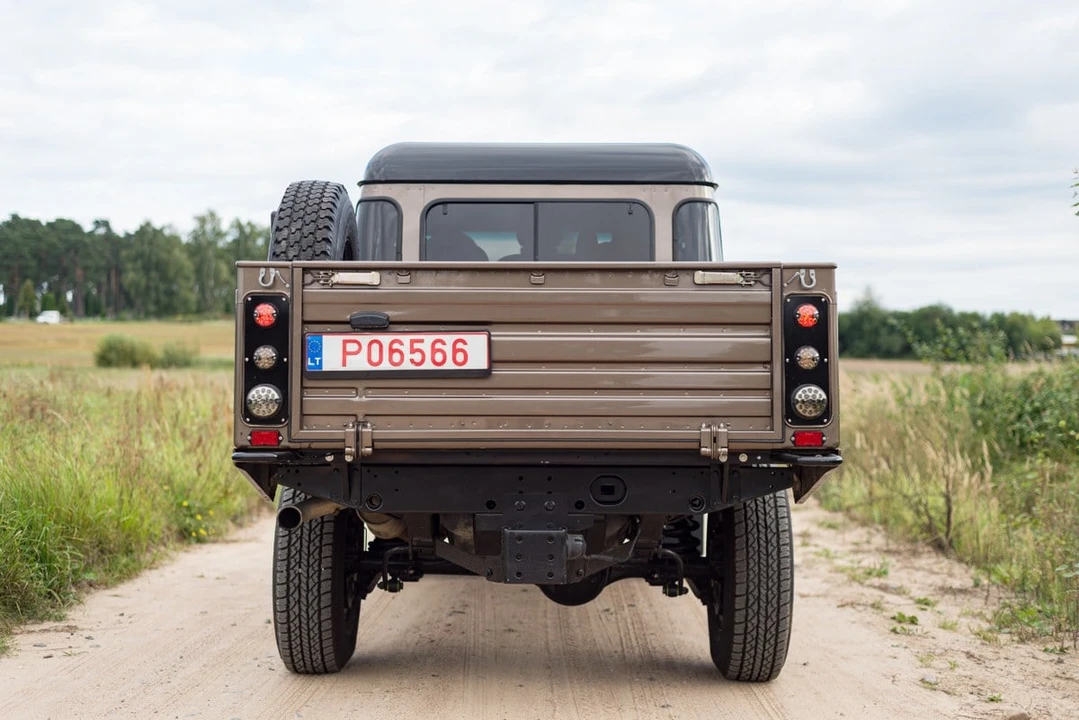 2009 Land Rover Defender 130 - Image 17 of 30