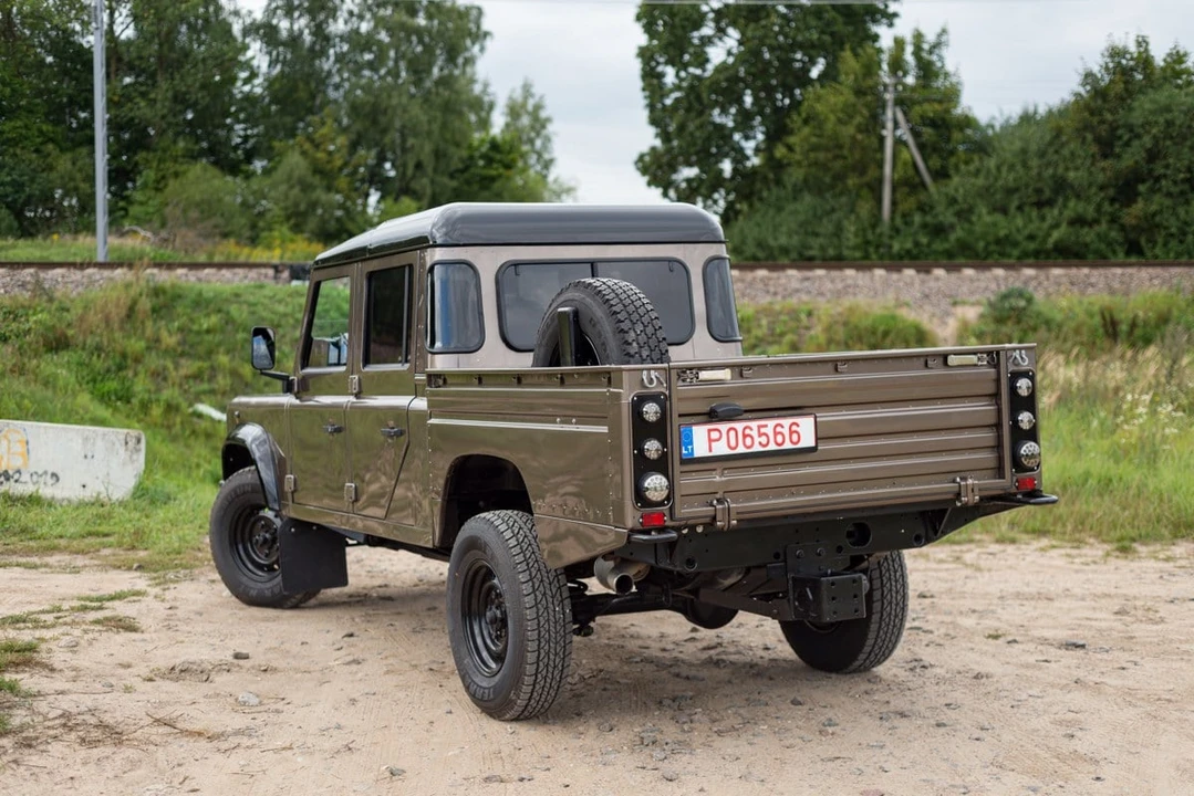 2009 Land Rover Defender 130 - Image 10 of 30