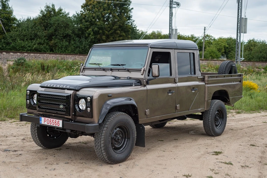 2009 Land Rover Defender 130 - Image 9 of 30