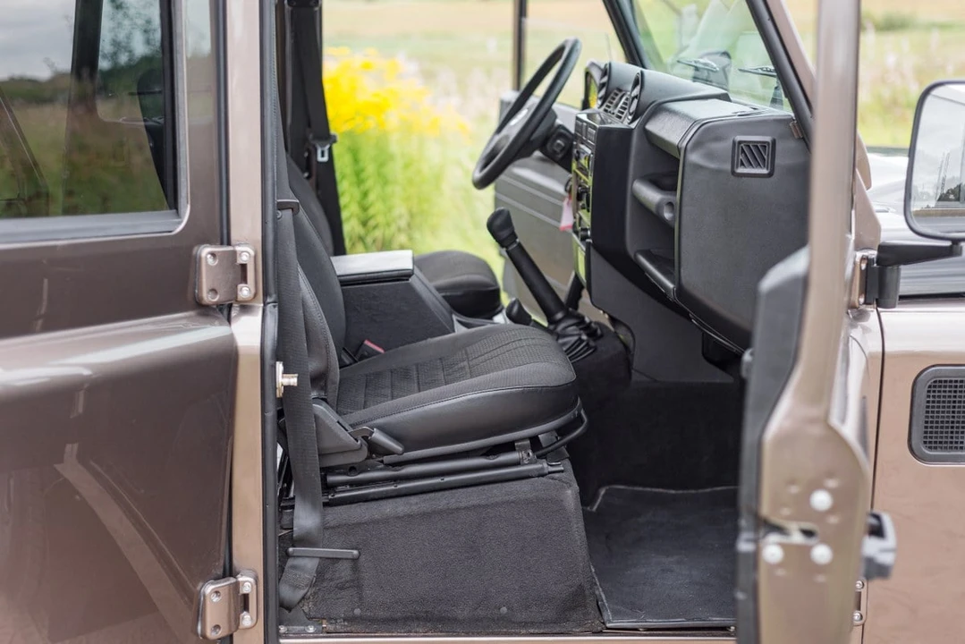 2009 Land Rover Defender 130 - Image 24 of 30