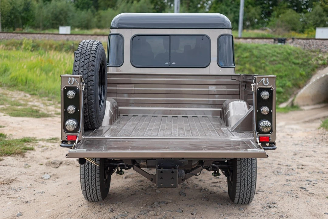 2009 Land Rover Defender 130 - Image 15 of 30
