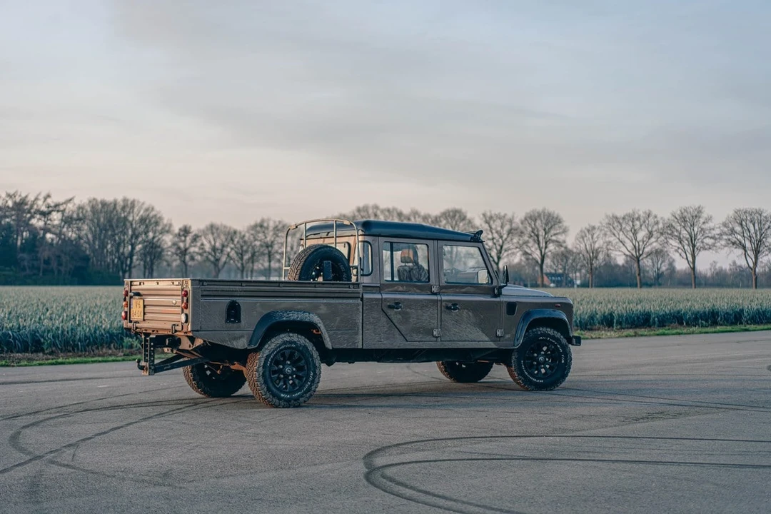 2009 Land Rover Defender 110 - Image 16 of 31