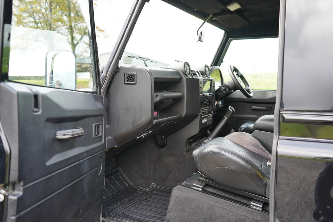 2009 Land Rover Defender 90 - Image 6 of 30