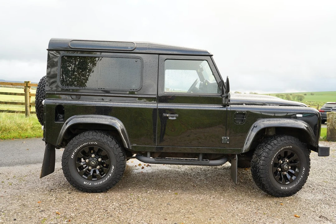 2009 Land Rover Defender 90 - Image 11 of 30