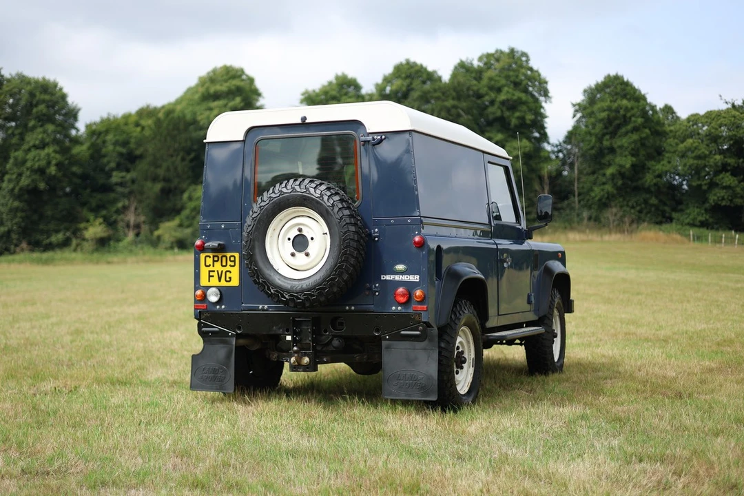 2009 Land Rover Defender 90 - Image 11 of 30