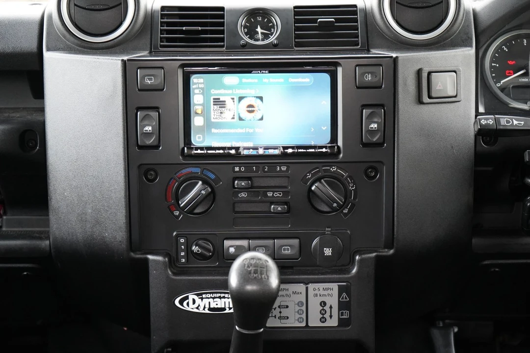 2009 Land Rover Defender 90 - Image 10 of 30