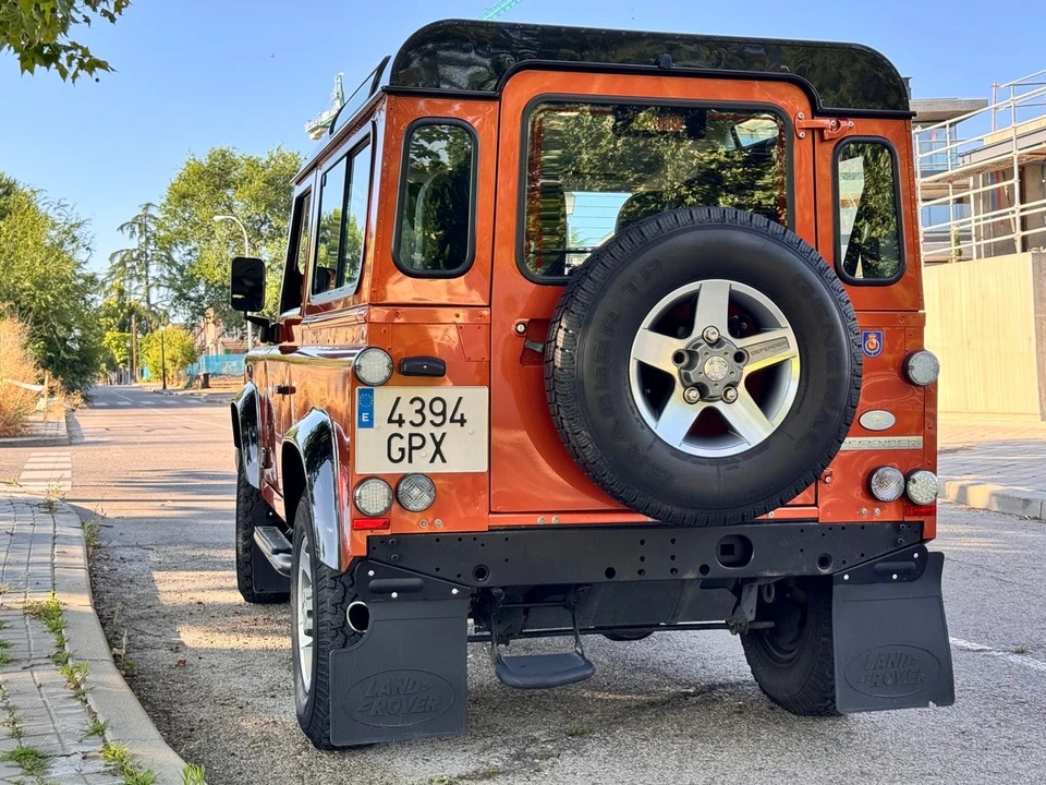 2009 Land Rover Defender 90 - Image 9 of 30