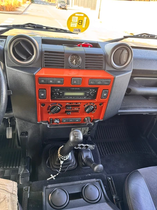 2009 Land Rover Defender 90 - Image 18 of 30