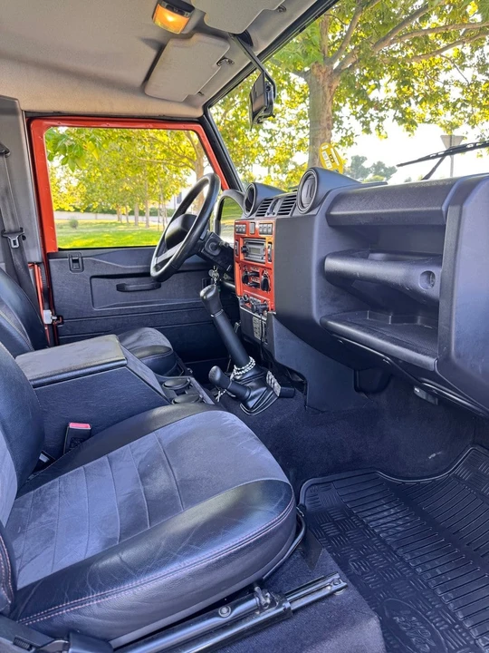 2009 Land Rover Defender 90 - Image 15 of 30