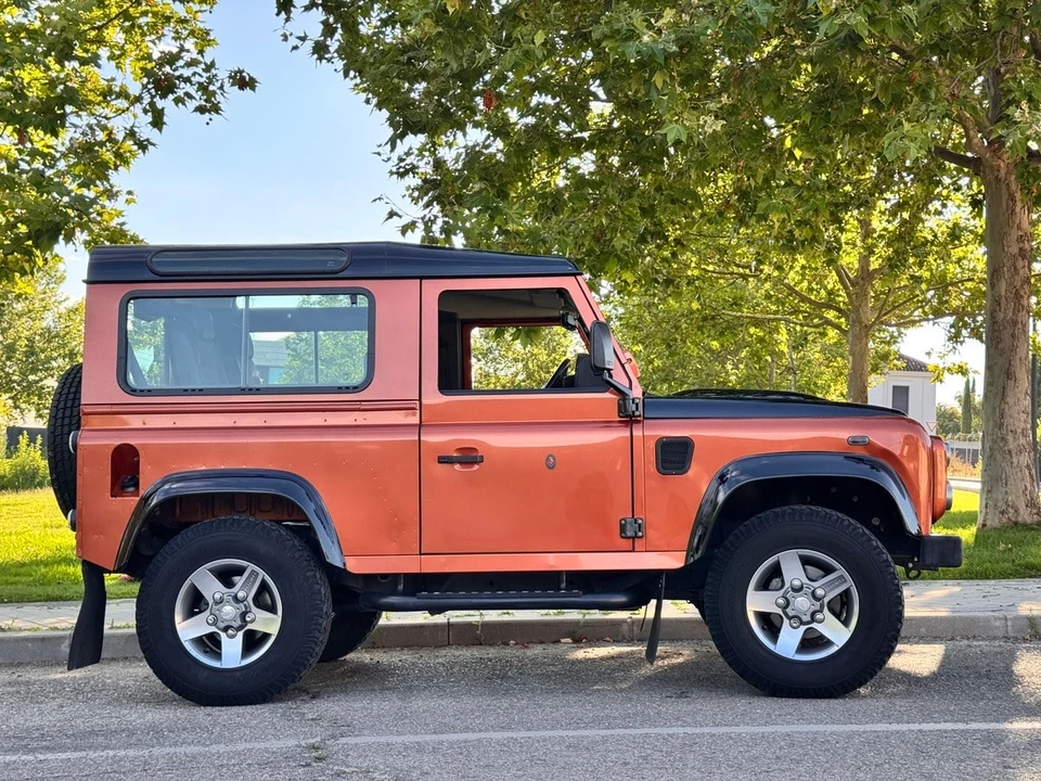 2009 Land Rover Defender 90 - Image 11 of 31