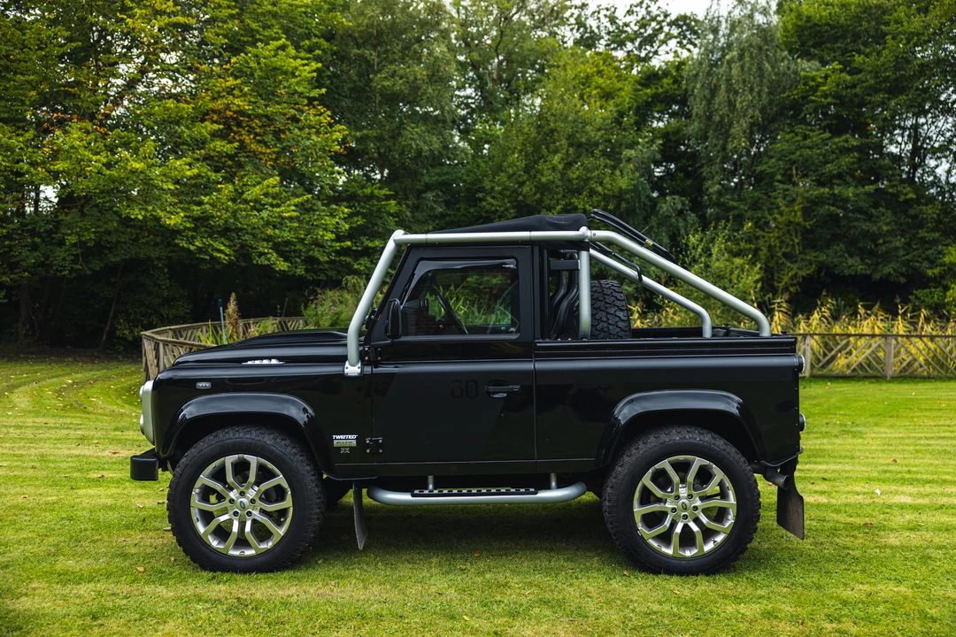 2009 Land Rover Defender 90 - Image 11 of 31