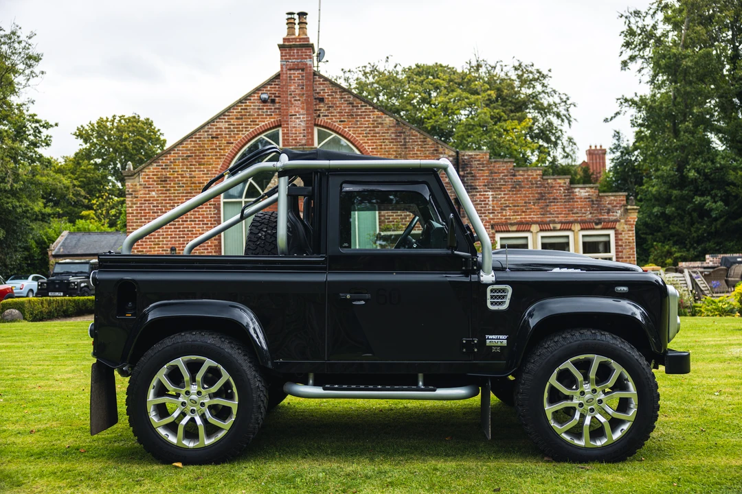 2009 Land Rover Defender 90 - Image 12 of 31