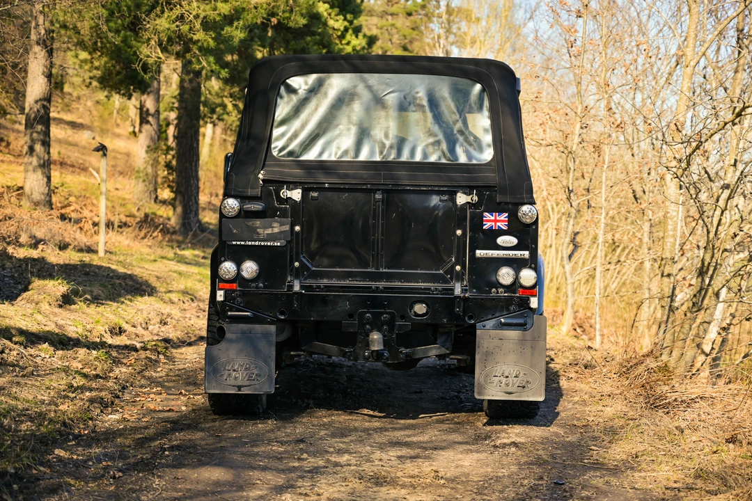 2009 Land Rover Defender 90 - Image 10 of 31