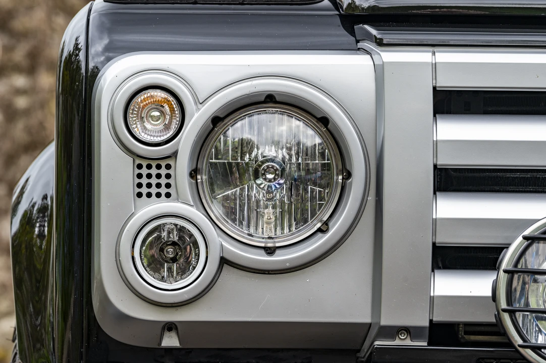 2009 Land Rover Defender 90 - Image 11 of 31