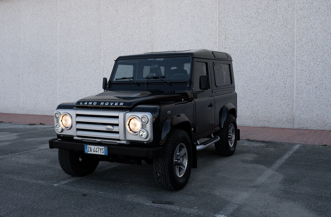 2009 Land Rover Defender 90 - Image 11 of 31