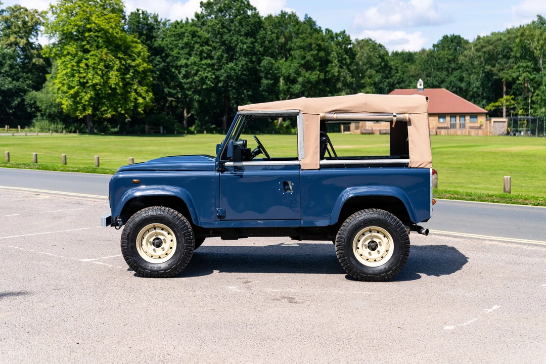 2009 Land Rover Defender 90 - Image 12 of 31