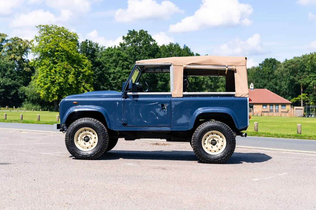 2009 Land Rover Defender 90 - Image 4 of 31