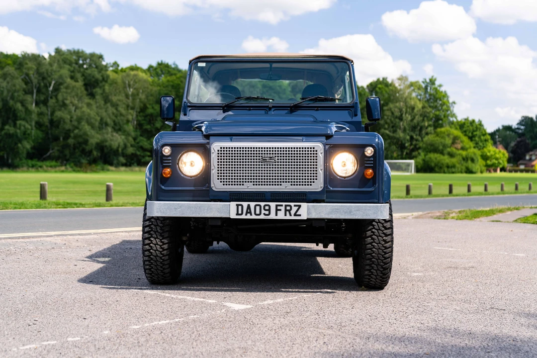 2009 Land Rover Defender 90 - Image 10 of 31
