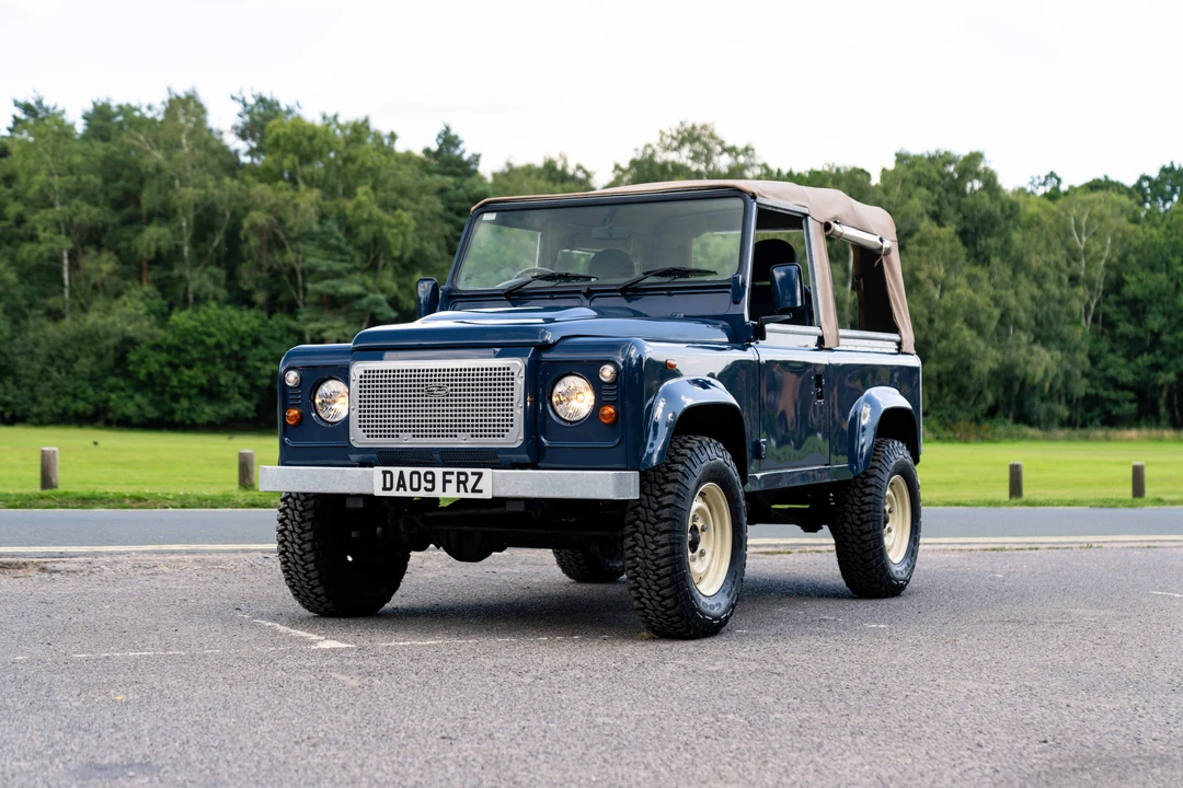 2009 Land Rover Defender 90 - Image 11 of 31