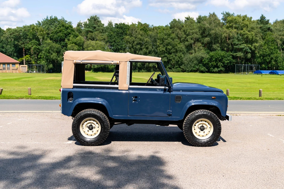 2009 Land Rover Defender 90 - Image 16 of 31
