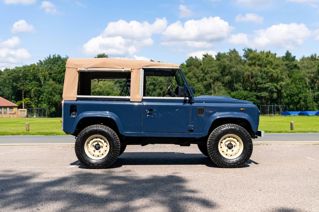 2009 Land Rover Defender 90 - Image 8 of 31
