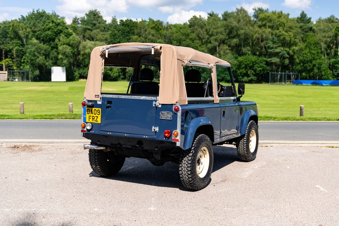 2009 Land Rover Defender 90 - Image 15 of 31