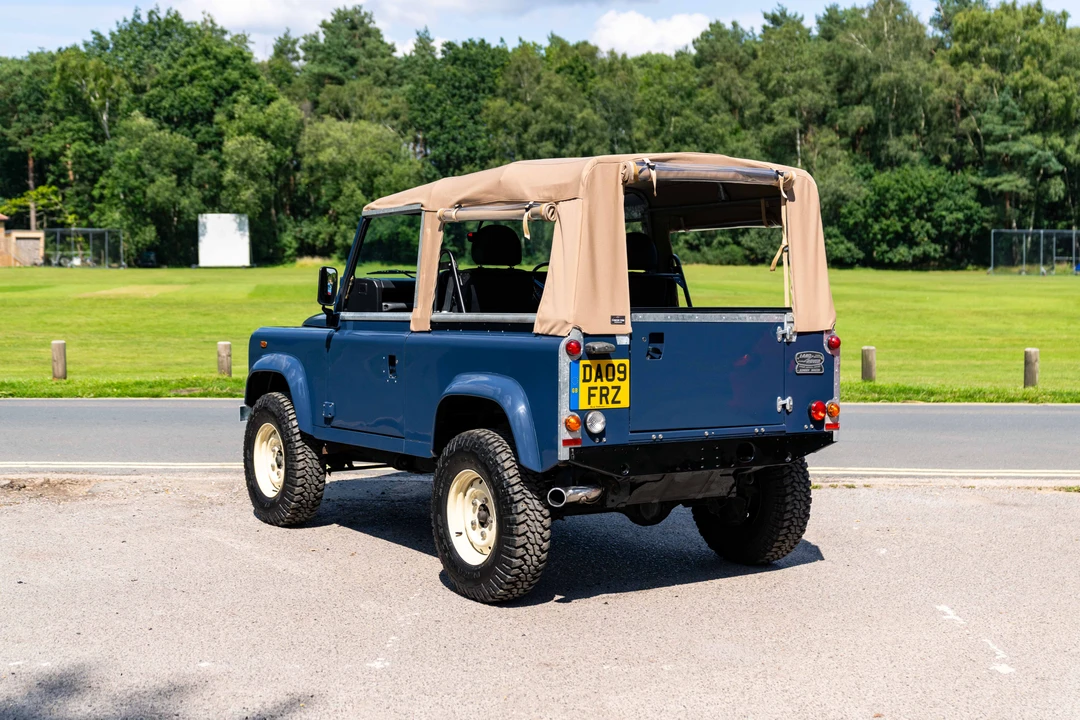 2009 Land Rover Defender 90 - Image 13 of 31