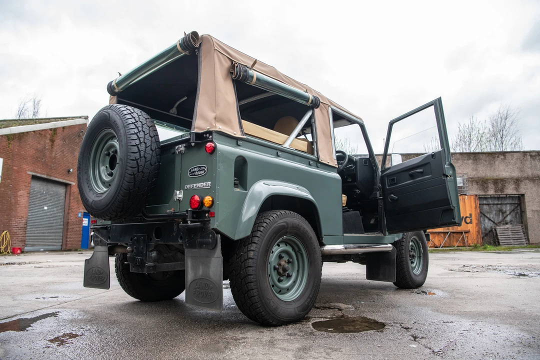 2009 Land Rover Defender 90 - Image 11 of 31
