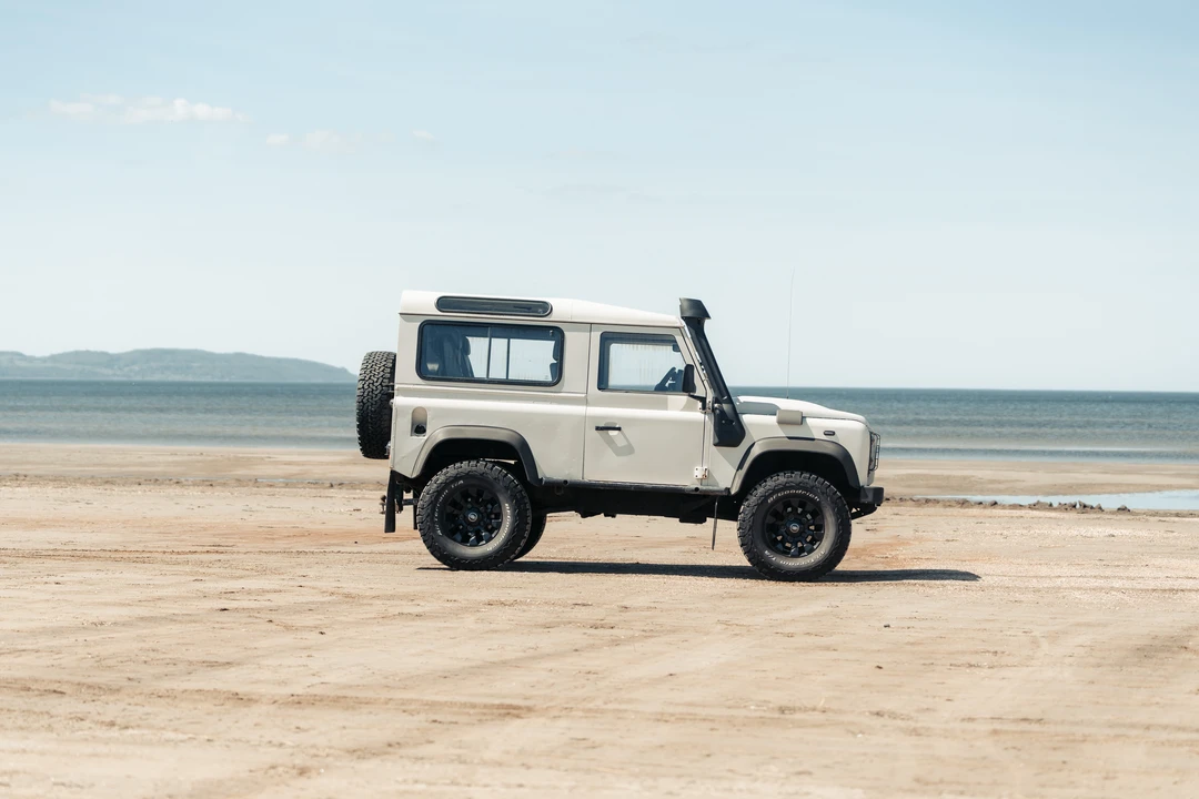 2009 Land Rover Defender 90 - Image 8 of 31
