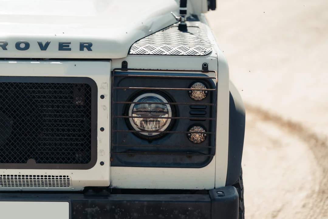 2009 Land Rover Defender 90 - Image 14 of 31