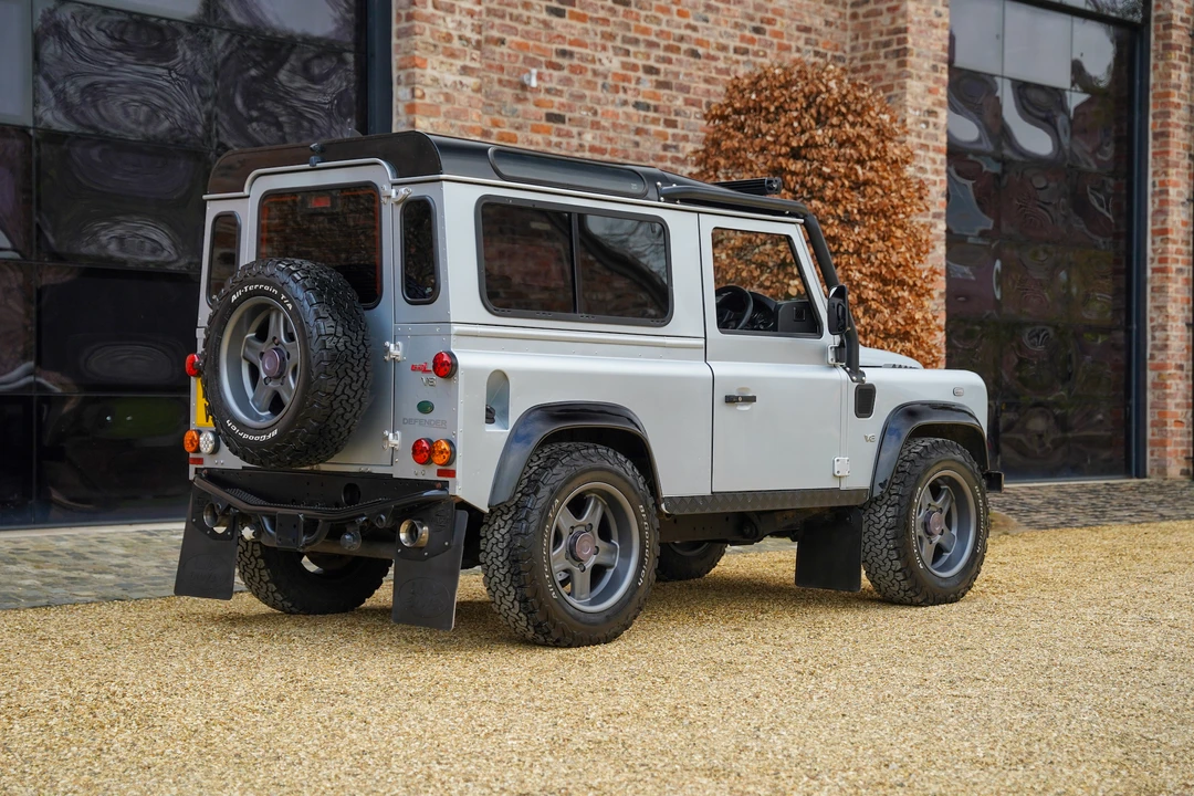 2009 Land Rover Defender 90 - Image 19 of 31