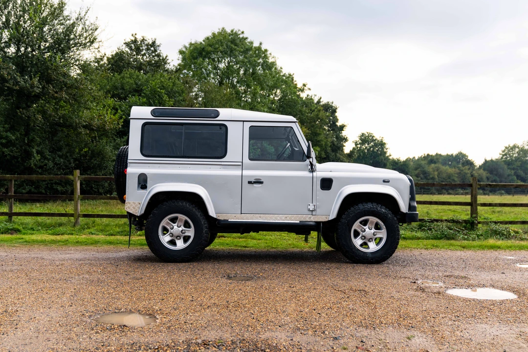 2009 Land Rover Defender 90 - Image 8 of 31