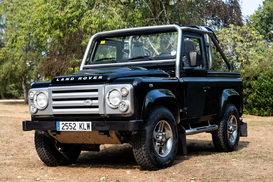 2009 Land Rover Defender 110 - Image 17 of 31