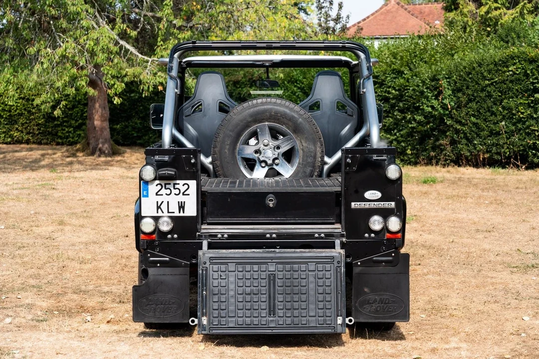 2009 Land Rover Defender 110 - Image 18 of 31