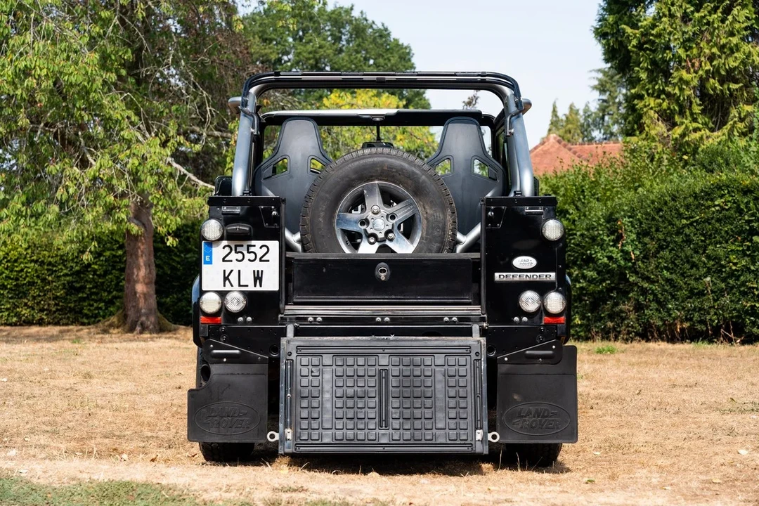 2009 Land Rover Defender 110 - Image 19 of 31