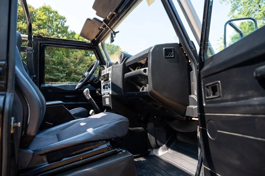 2009 Land Rover Defender 110 - Image 7 of 31