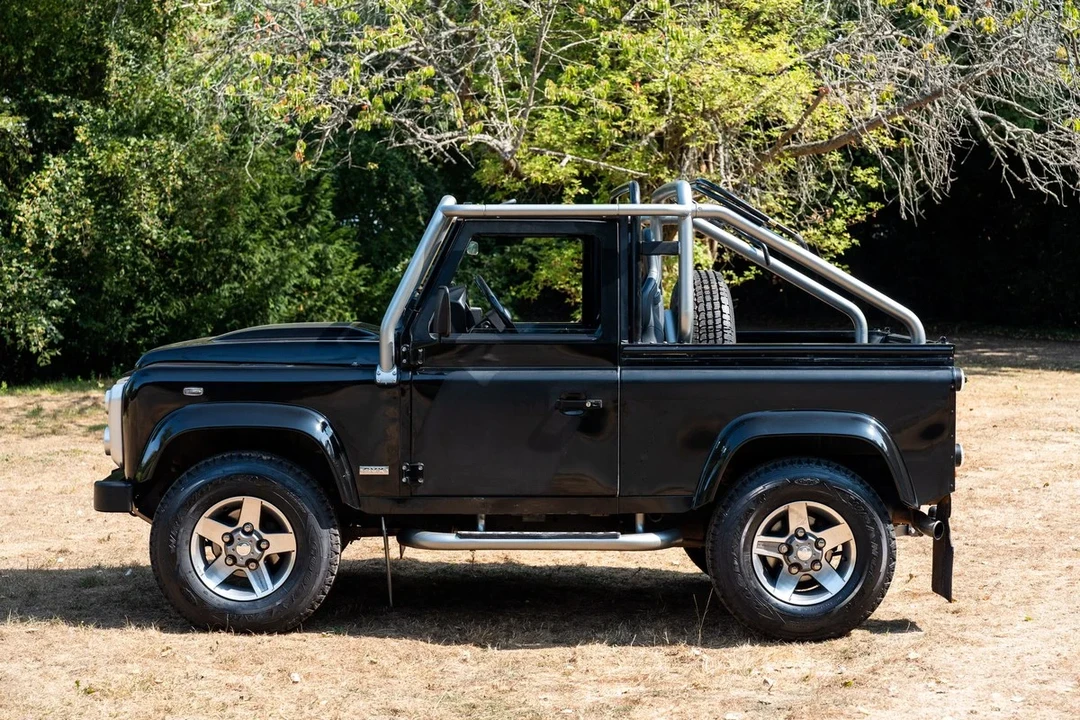 2009 Land Rover Defender 110 - Image 25 of 31