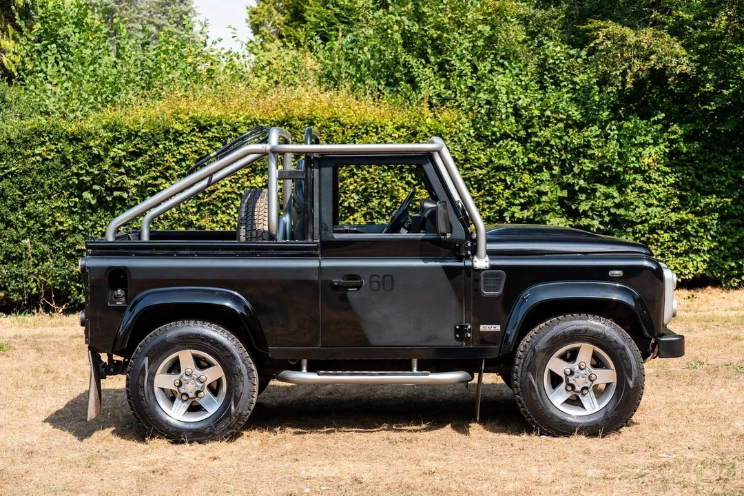 2009 Land Rover Defender 110 - Image 10 of 31