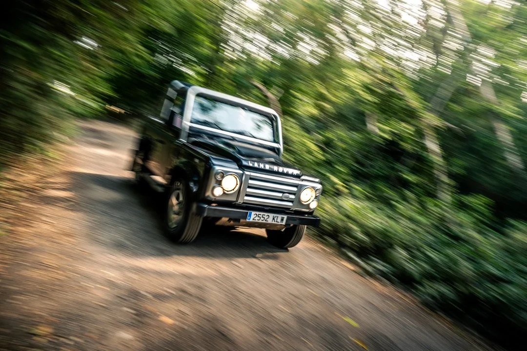 2009 Land Rover Defender 110 - Image 3 of 31